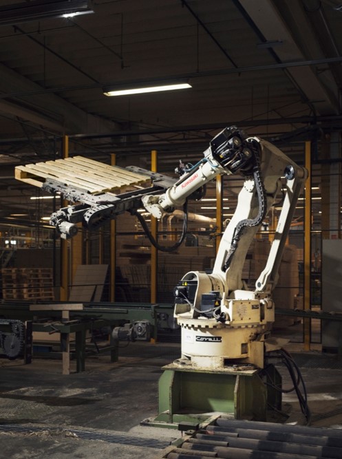 Pallet manufacturing robot